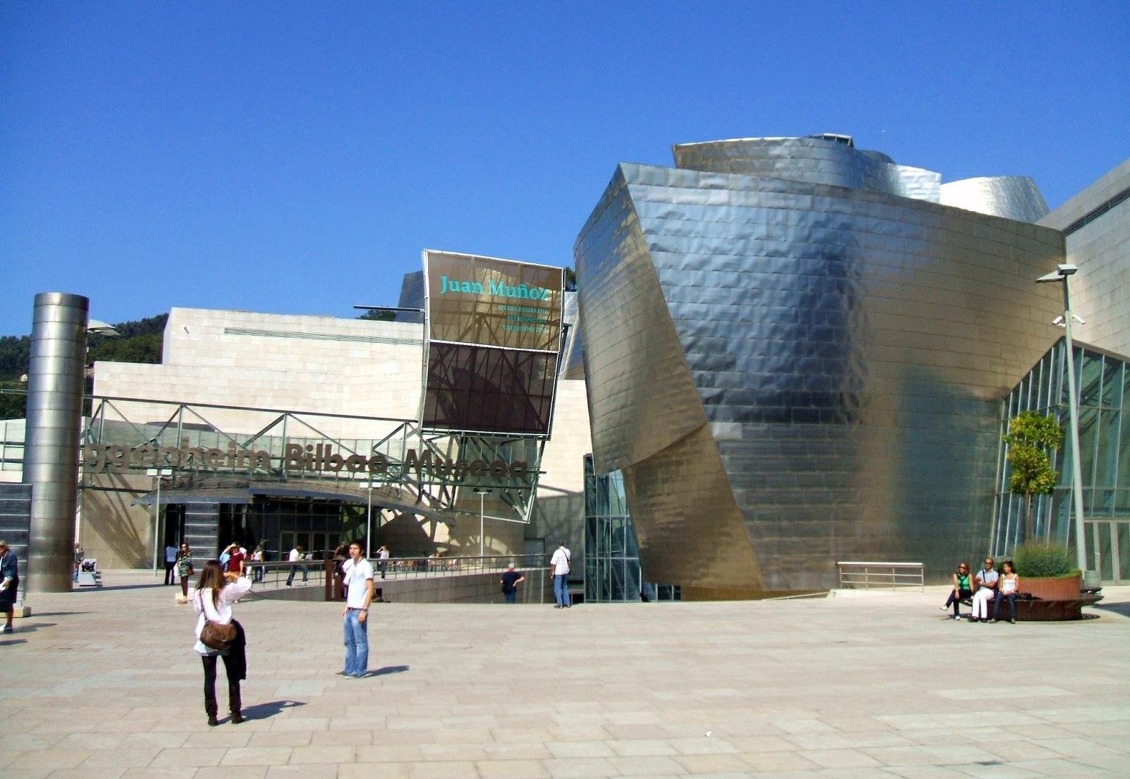 Museo Guggenheim junto a la ría de Bilbao
