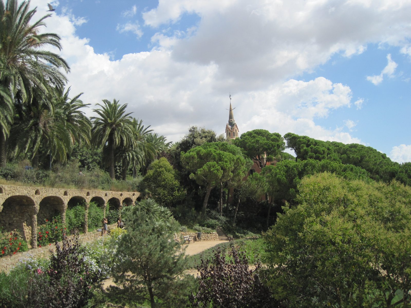 Jardines, palmeras y arquitectura del Park Güell de Barcelona