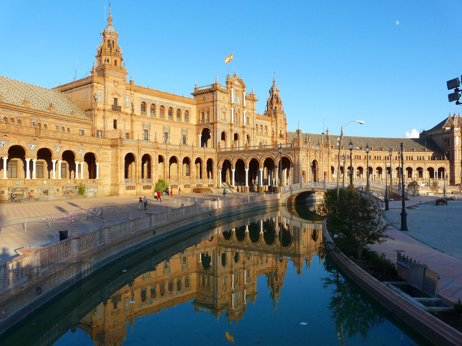 Puente y arquitectura de la Plaza de España de Sevilla
